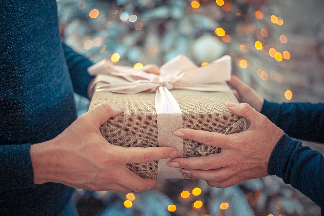 Gift New Year S Eve Congratulation  - Bob_Dmyt / Pixabay
